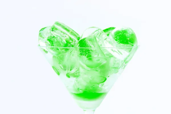 Tasse mit grünen Eiswürfeln — Stockfoto
