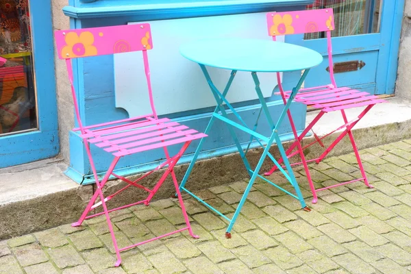 Pinkfarbene Stühle auf einer bayonne street-france — Stockfoto
