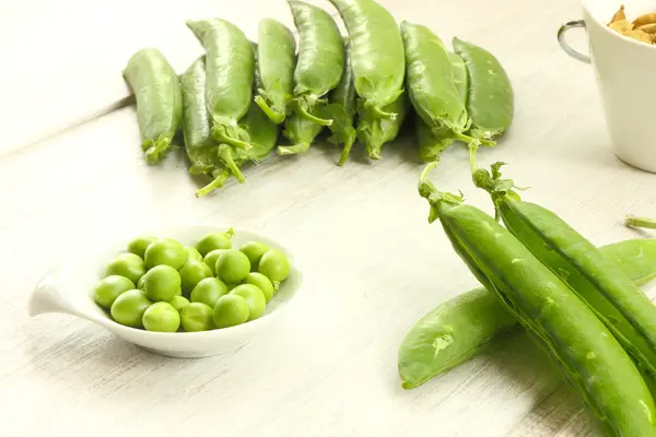 Guisantes verdes en bodegón —  Fotos de Stock