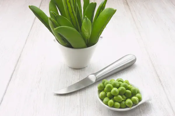 White pot with peas — Stock Photo, Image