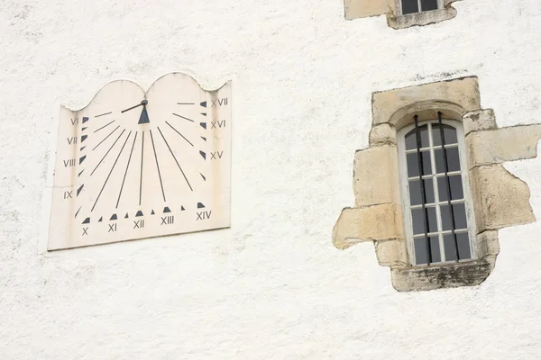 Reloj de sol en la fachada — Foto de Stock