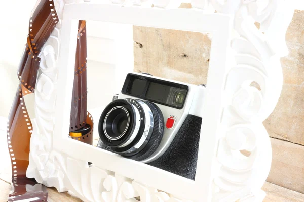 Oude camera in de fotolijst — Stockfoto