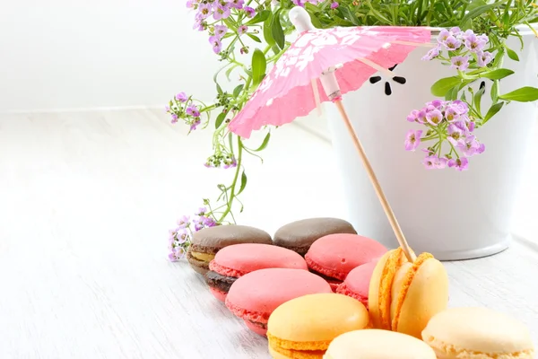 Lilla parasoll & macarons — Stockfoto