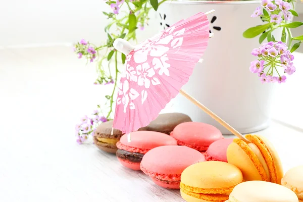 Macarons i mały parasol — Zdjęcie stockowe