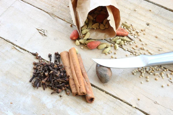 Cardamomo y otras especias — Foto de Stock