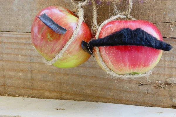 Äpplen hängande från ett rep — Stockfoto
