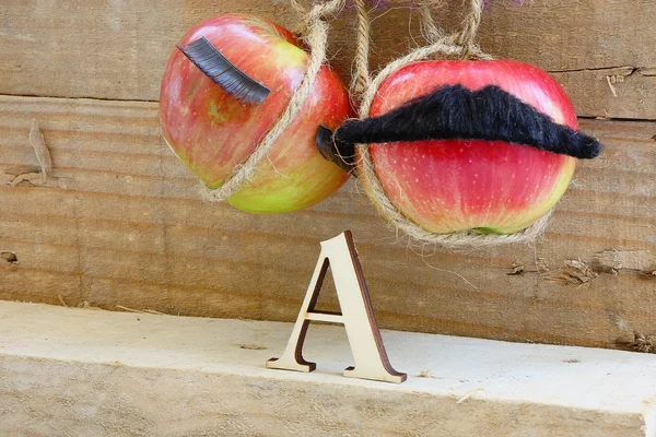 Duas maçãs penduradas — Fotografia de Stock