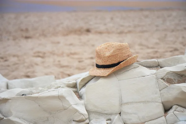 Sombrero sobre rocas blancas —  Fotos de Stock