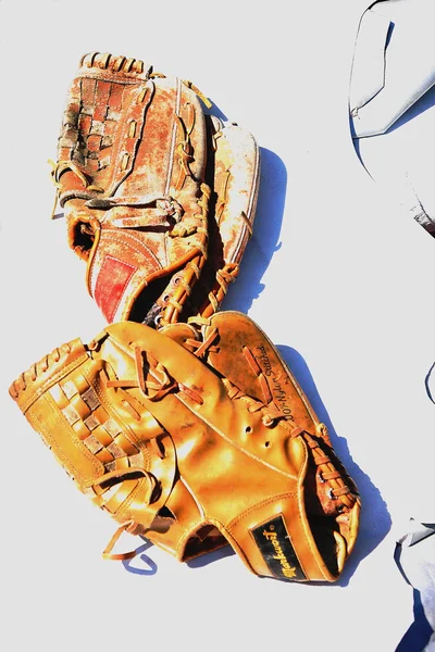Бейсбольні рукавички — стокове фото