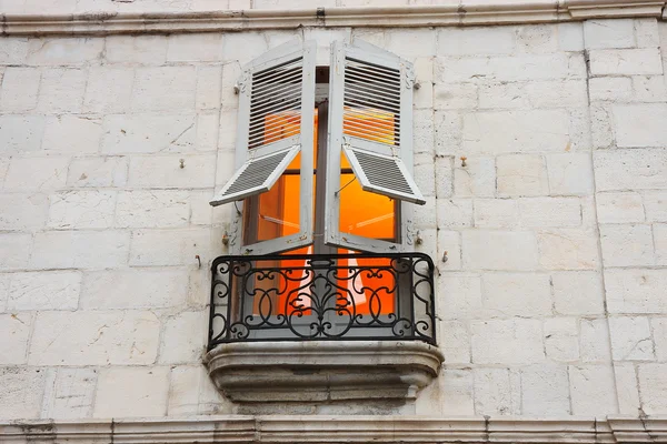 Podświetlane okno w Vigo — Zdjęcie stockowe