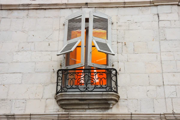 Ventana iluminada en Bayona — Foto de Stock