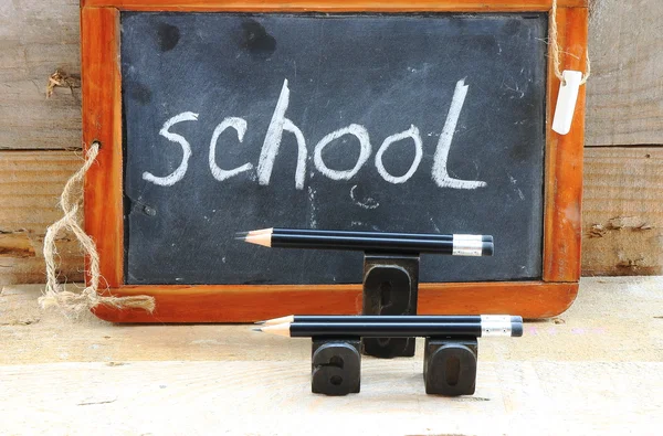 Школа и карандаши — стоковое фото