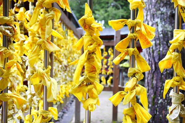 Желтое приношение в японском храме — стоковое фото