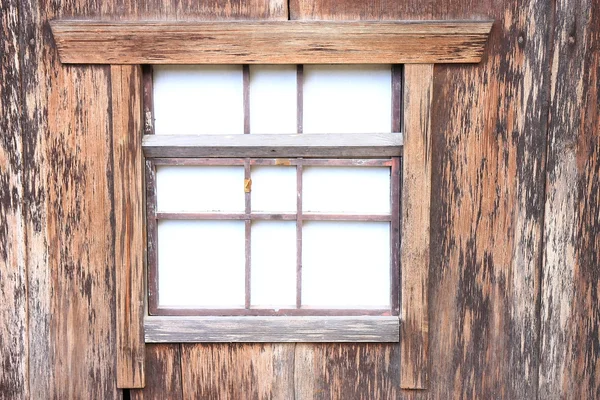 Kleines Fenster in Holzfassade — Stockfoto