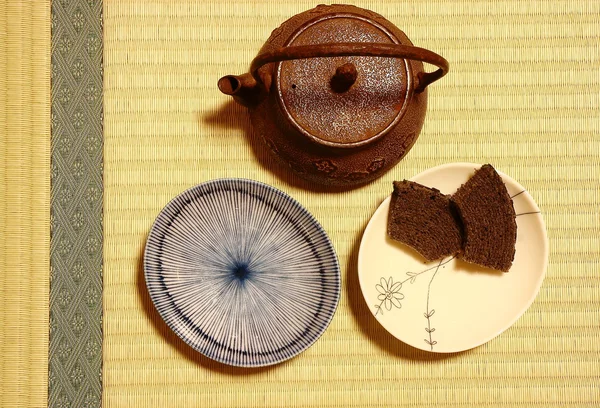 榻榻米上的日本茶壶 — 图库照片