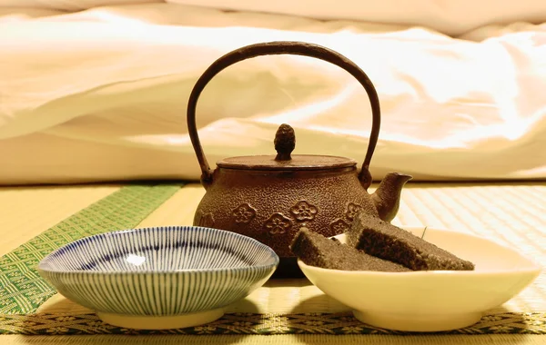 Iron teapot on tatami — Stock Photo, Image