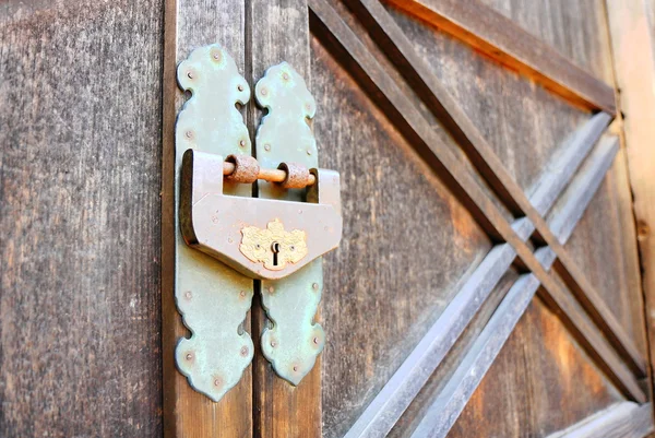Cadeado em uma porta japonesa — Fotografia de Stock