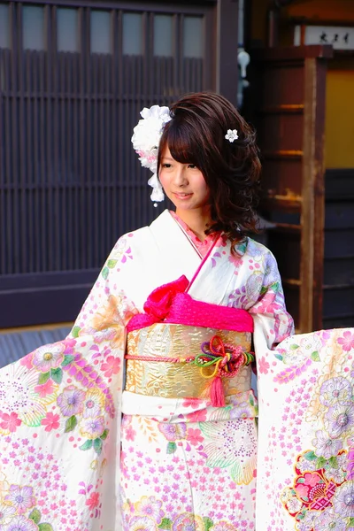 Modello giovane con kimono — Foto Stock