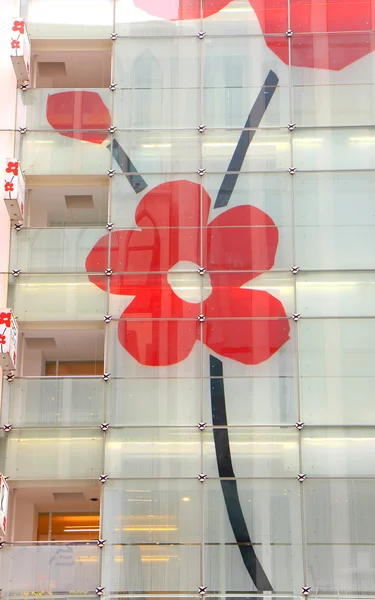 Flor roja sobre torre de cristal —  Fotos de Stock