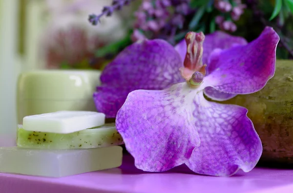 Zářící orchidej & mýdla — Stock fotografie