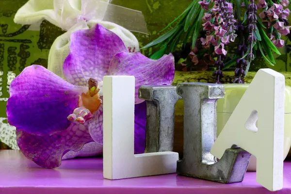 Orchidej & kovových písmen — Stock fotografie
