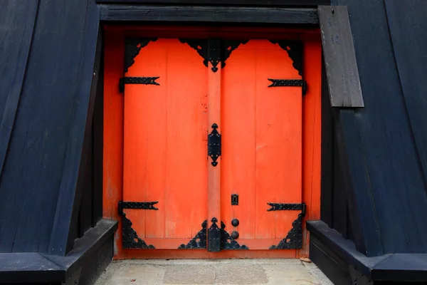 ประตูแดงที่วัด - ญี่ปุ่น — ภาพถ่ายสต็อก