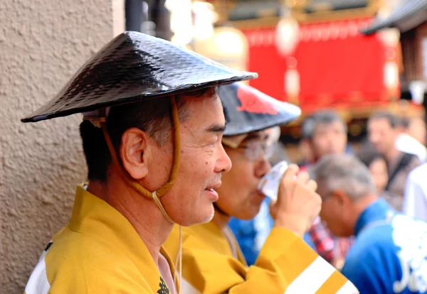 Mann ruht sich auf Takayama-Fest aus — Stockfoto