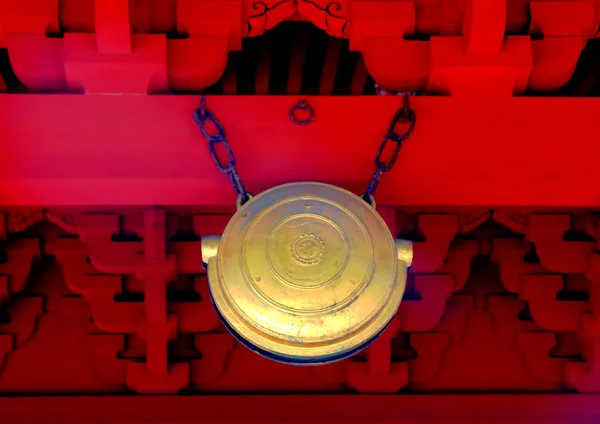 Detalle dorado en templo rojo — Foto de Stock