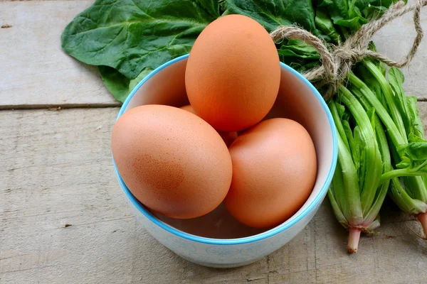 Ovos e espinafres — Fotografia de Stock