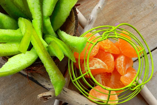 Fruta verde y mandarina —  Fotos de Stock