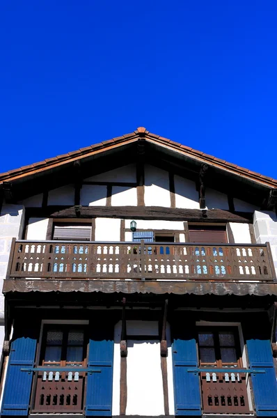Niebieski i brązowy dom — Zdjęcie stockowe