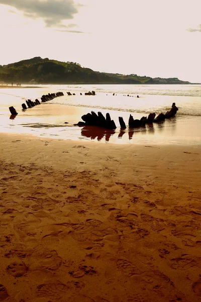 Antik batık gemi-zarautz — Stok fotoğraf