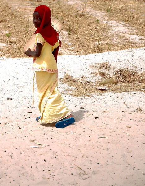 Menina com cachecol vermelho-Diogue-Senegal — Fotografia de Stock