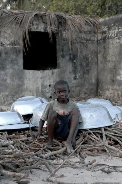 Child & saucepans-Senegal — Stock Photo, Image