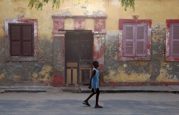 Chlapec hraje v ulici saint louis du senegal — Stock fotografie