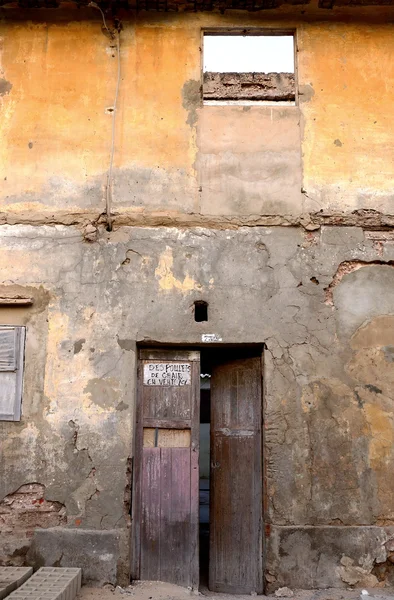 Downgraded facade-Saint Louis du Senegal — Stock Photo, Image