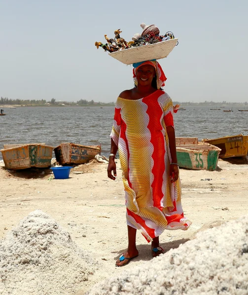 Женщина, работающая в розовом озере Дакар — стоковое фото