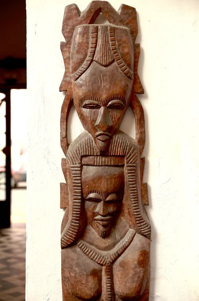 Деревянная скульптура-Сен-Луи-дю-Сенегал — стоковое фото