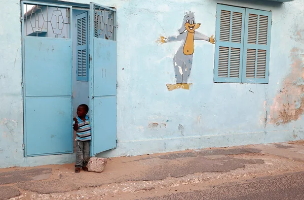 Ребенок у школьных ворот - Сент-Луис дю Сенегал — стоковое фото