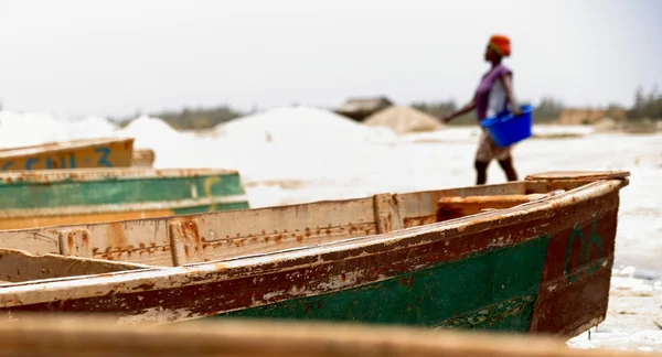 Woman in Pink lake-Dakar — Stock Photo, Image