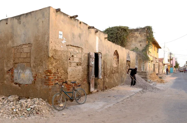 Uomo spazzare la strada-Saint Louis du Senegal — Foto Stock