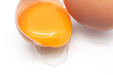 Beyaz arkaplanda yumurta