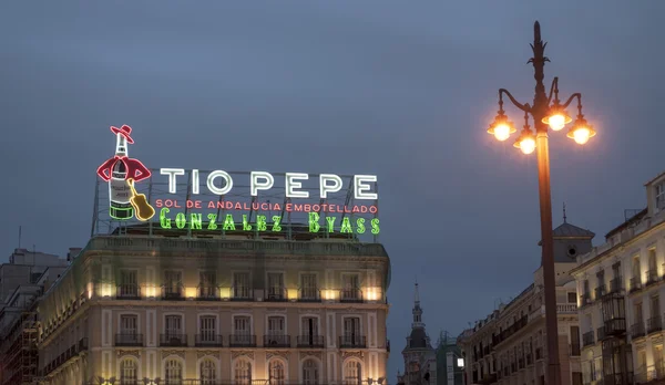 Signo de neón famoso de Tio Pepe en Madrid — Foto de Stock