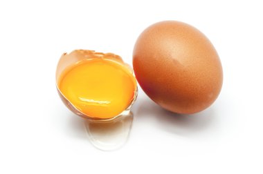 Beyaz arkaplanda yumurta