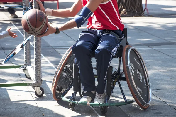 Erkekler tekerlekli sandalye basketbol eylem — Stok fotoğraf