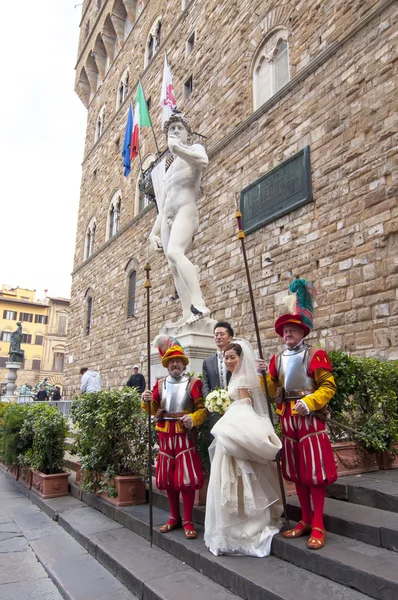イタリア、フィレンツェのヴェッキオ宮殿で結婚式を挙げる — ストック写真