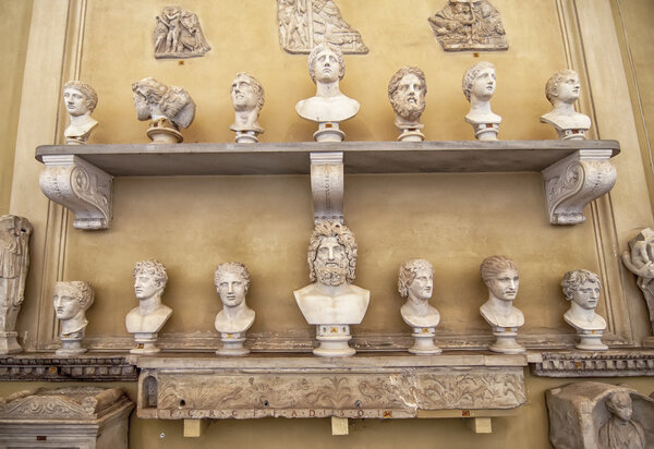 Различные бюсты в музеях Ватикана в Риме
