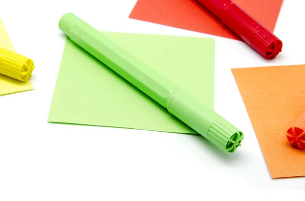 Pennen op gekleurd papier — Stockfoto