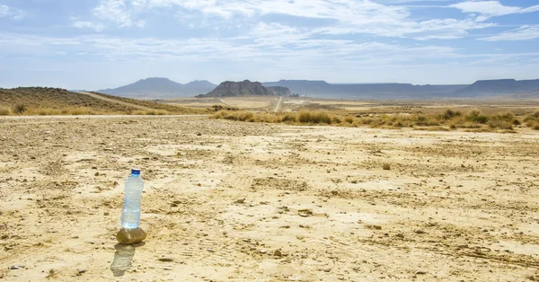 Bottiglia d'acqua nel deserto delle Bardenas Reales in Navarra — Foto Stock