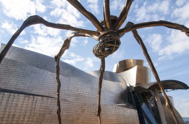 bilbao guggenheim Müzesi'nde bir örümcek bronz heykel